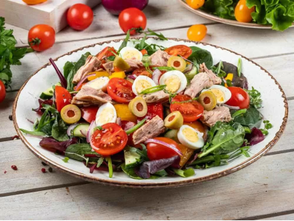 Салат Primavera с тунцом и овощами   