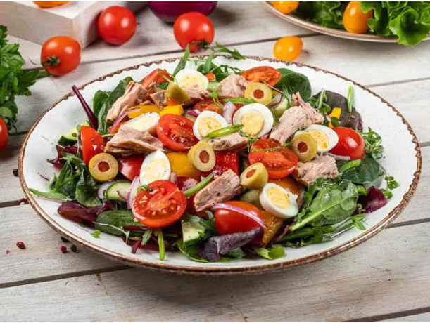 Салат Primavera с тунцом и овощами   