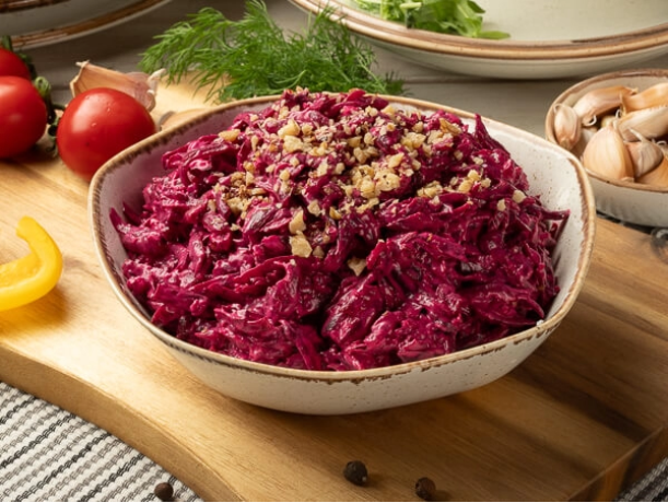 Салат со свеклой и грецким орехом