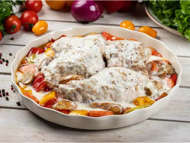 Кролик с овощами под сливочным соусом