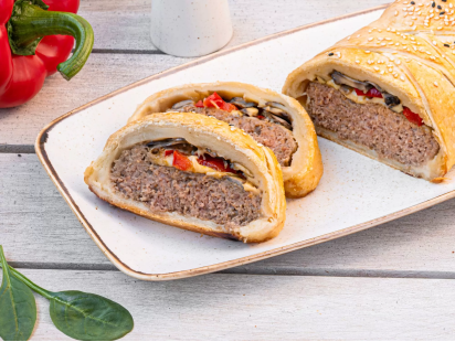 Рулет с мясом, перцем и грибами в слоёном тесте