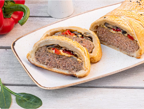 Рулет с мясом, перцем и грибами в слоёном тесте