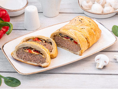 Рулет с мясом, перцем и грибами в слоёном тесте