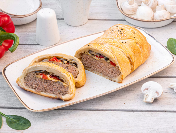 Рулет с мясом, перцем и грибами в слоёном тесте