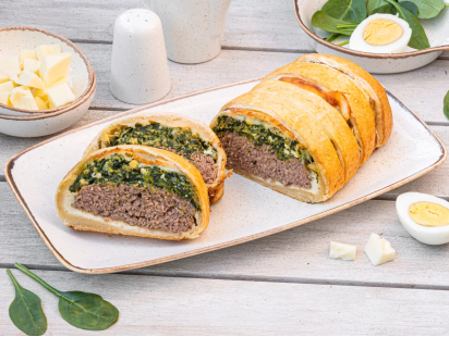 Рулет с мясом, шпинатом и яйцом в слоёном тесте