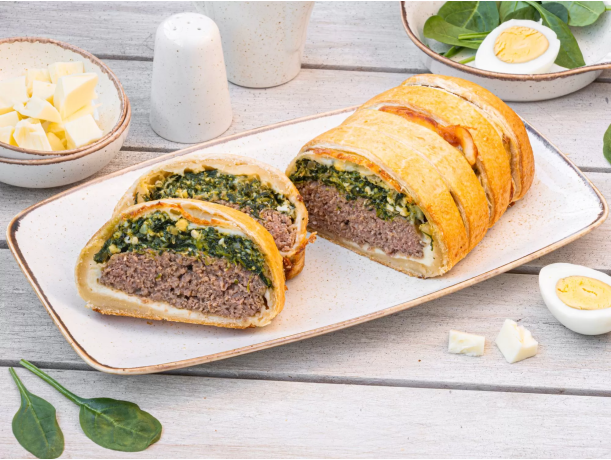 Рулет с мясом, шпинатом и яйцом в слоёном тесте