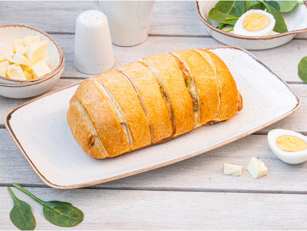 Рулет с мясом, шпинатом и яйцом в слоёном тесте
