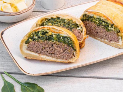 Рулет с мясом, шпинатом и яйцом в слоёном тесте