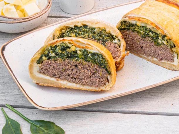 Рулет с мясом, шпинатом и яйцом в слоёном тесте