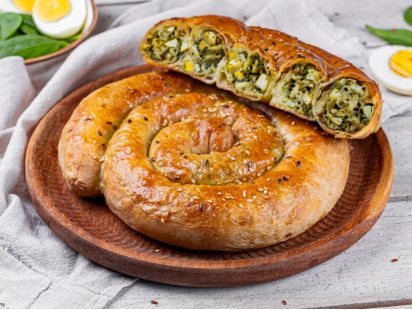 Молдавская плацынта со шпинатом и яйцами