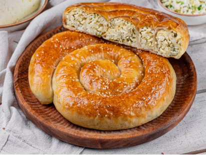 Молдавская плацында с овечьей брынзой и зеленью