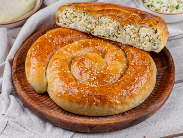 Молдавская плацында с овечьей брынзой и зеленью
