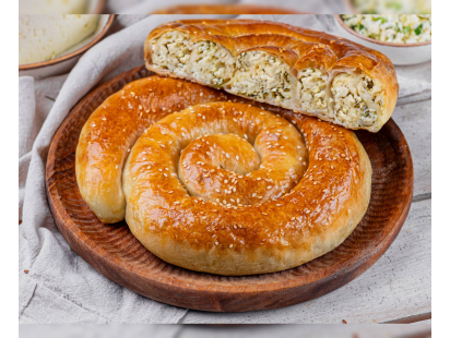 Молдавская плацында с овечьей брынзой и зеленью