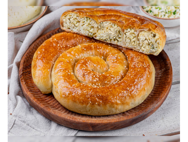 Молдавская плацында с овечьей брынзой и зеленью