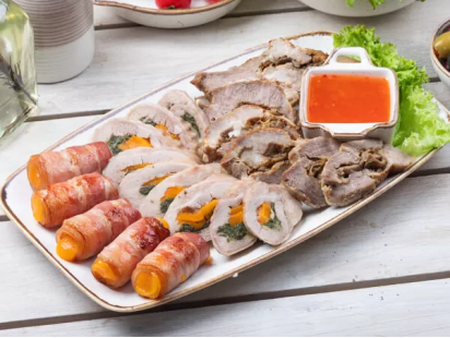 Ассорти из мясных рулетов