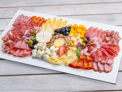 Набор колбасной нарезки с сыром Deluxe Charcuterie Box