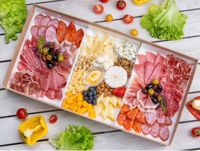 Набор колбасной нарезки с сыром Deluxe Charcuterie Box
