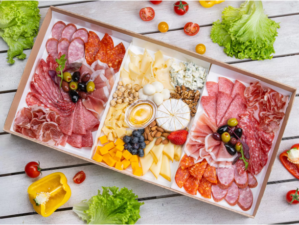 Набор колбасной нарезки с сыром Deluxe Charcuterie Box