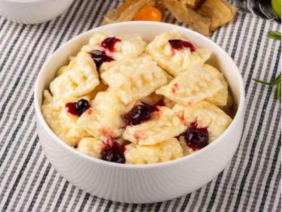 Ленивые вареники с соусом из лесных ягод
