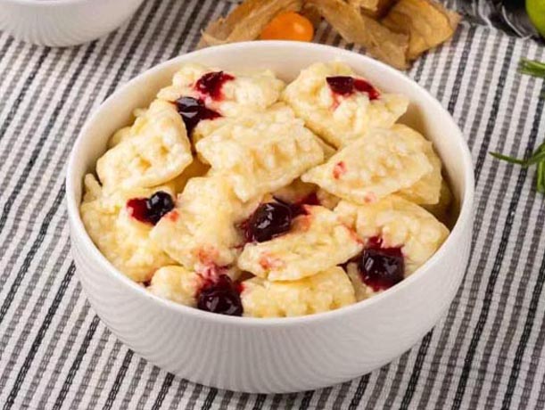 Ленивые вареники с соусом из лесных ягод