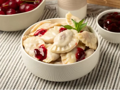 Вареники с вишней и вишнёвым соусом