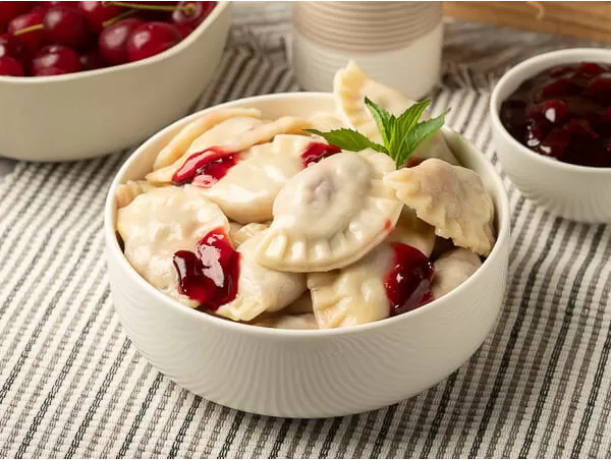 Вареники с вишней и вишнёвым соусом
