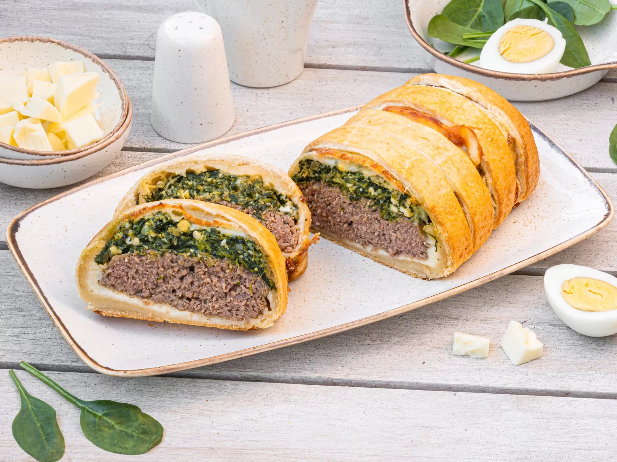 Meat roulade with spinach and egg in puff pastry