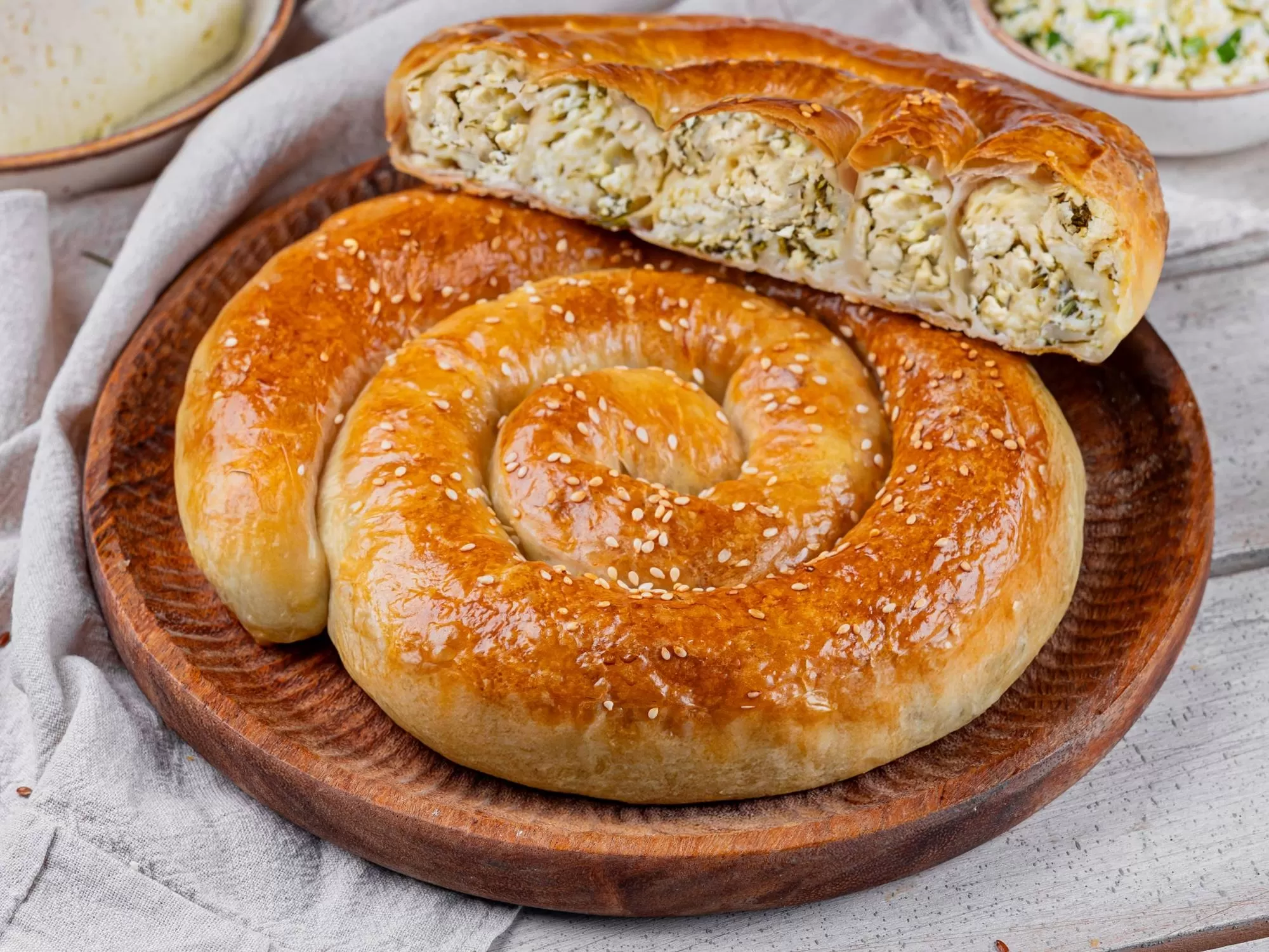 Plăcintă Moldovenescă cu brânză de oi și verdeață 