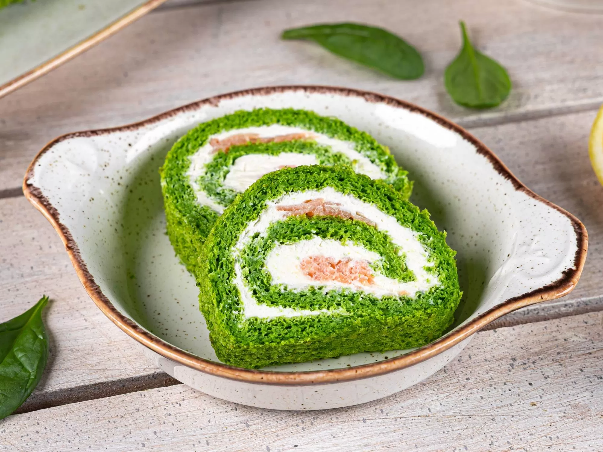 Rulou de spanac cu somon și cremă de brânză