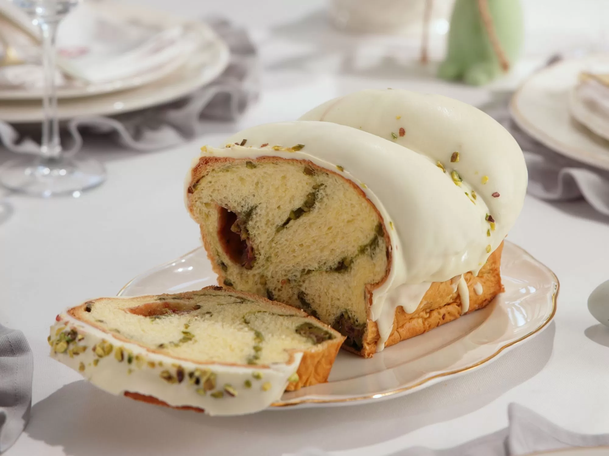 Ruladă cu fistic și zmeură