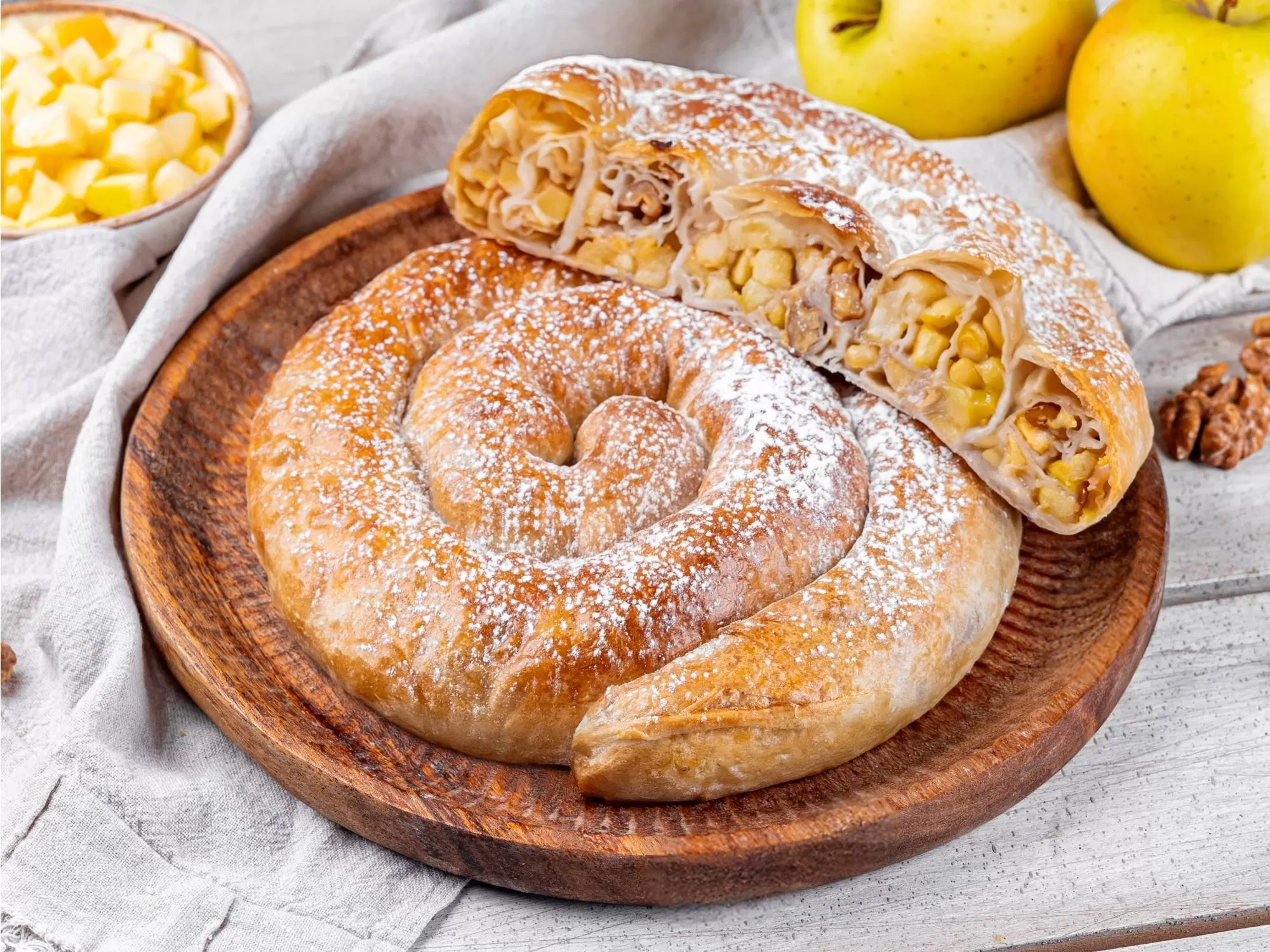 Plăcintă Moldovenescă cu mere și nuci 