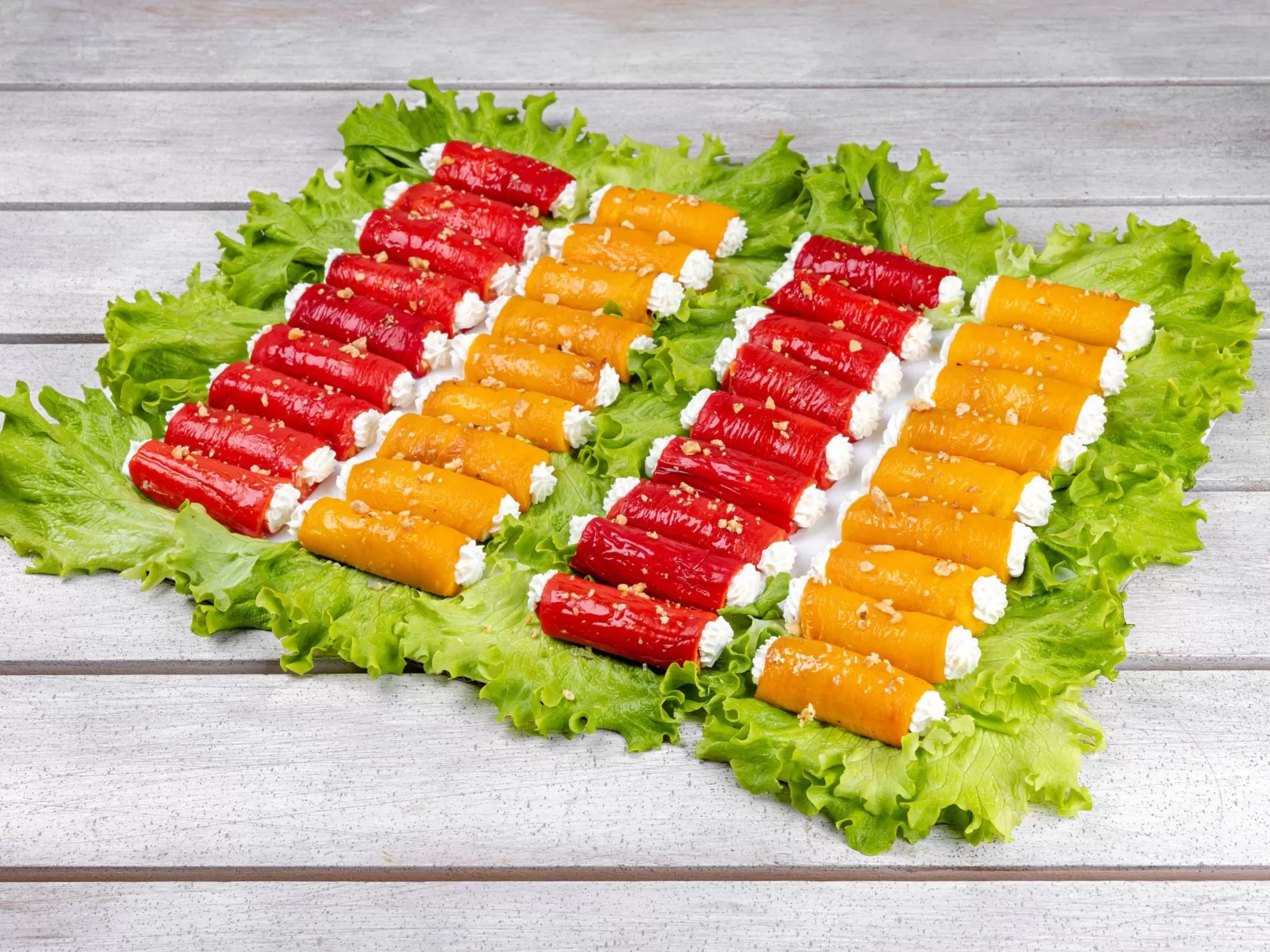 Rulouri din ardei copți cu cremă fină de brânză