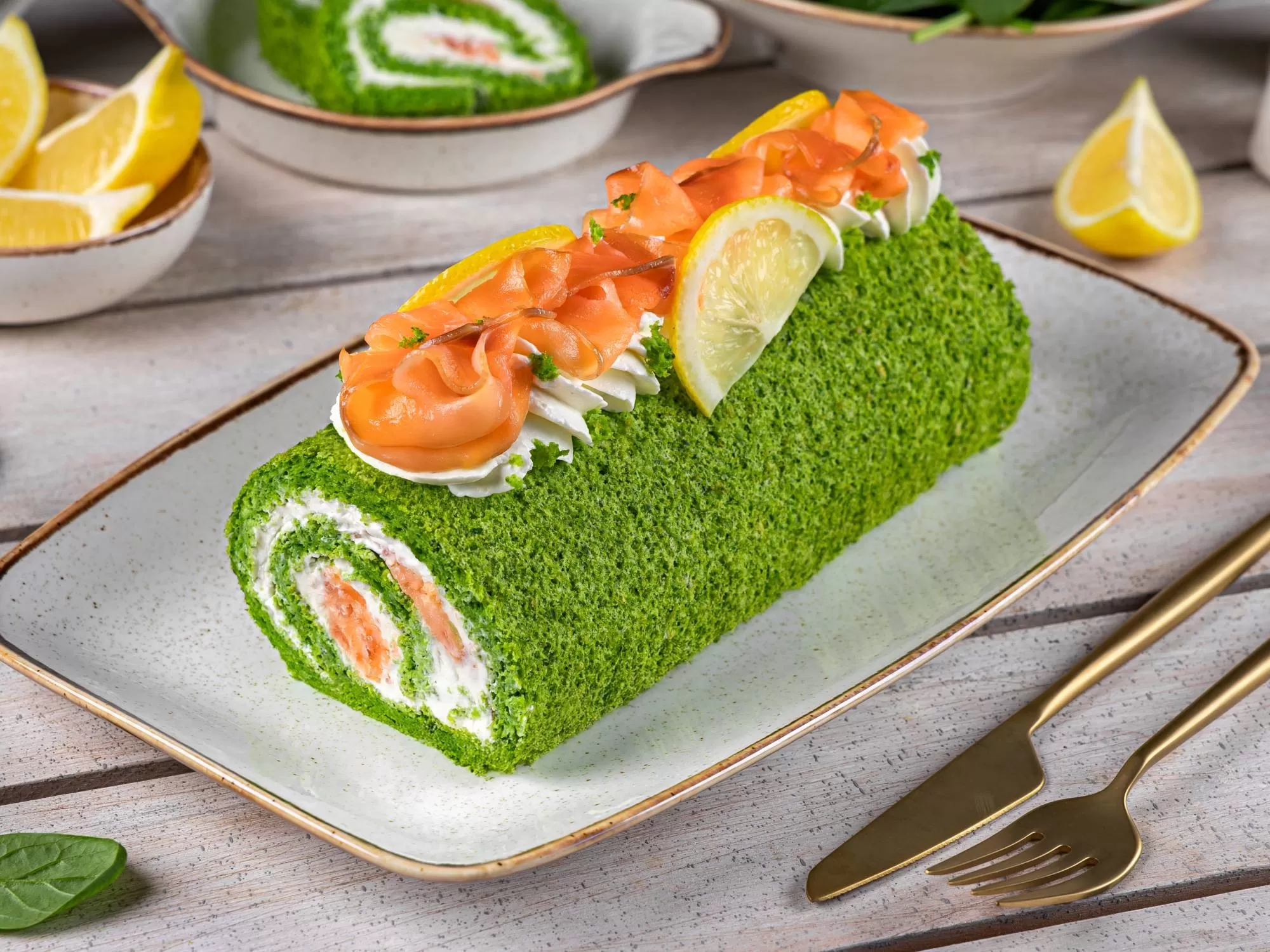 Rulou de spanac cu somon și cremă de brânză