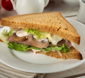Sandwich cu carne de vită și ciuperci