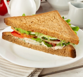 Sandwich cu carne de pui și legume