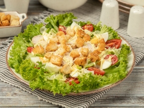 Salată Cezar cu carne de pui