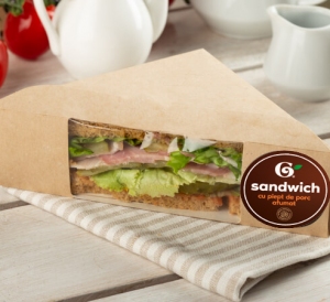 Sandwich cu piept de porc afumat și castraveți murati0