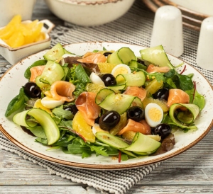 Salată cu somon și legume proaspete