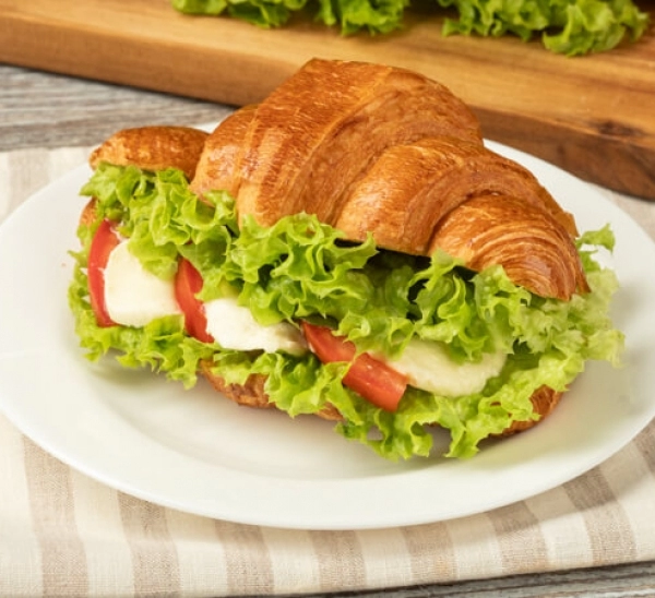 Croissant cu mozzarella Caprezze