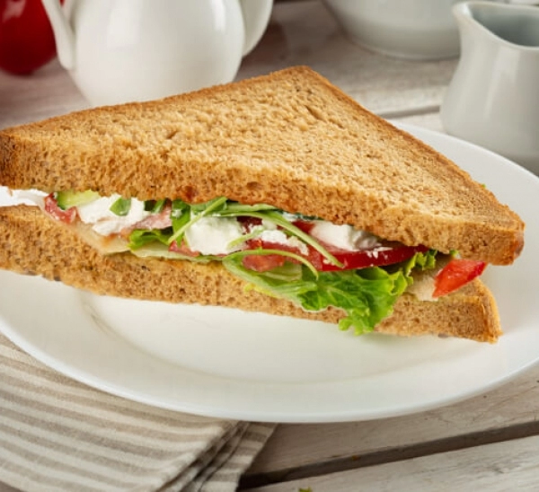 Sandwich сu brânză feta și legume