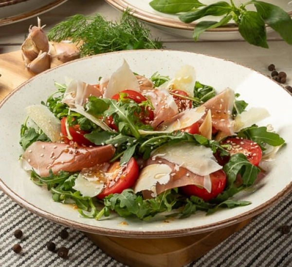 Salată cu rucola, prosciutto  și sos de miere